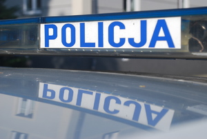 Na zdjęciu belka policyjnego radiowou z napisem policja.