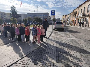 Na zdjęciu dynowski dzielnicowy z uczniami klas pierwszych Publicznej Szkoły Podstawowej Nr 1 w Dynowie.