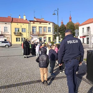 Na zdjęciu dynowski dzielnicowy z uczniami klas pierwszych Publicznej Szkoły Podstawowej Nr 1 w Dynowie.