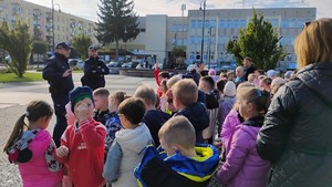 Na zdjęciu dynowski dzielnicowy z uczniami klas pierwszych Publicznej Szkoły Podstawowej Nr 1 w Dynowie.