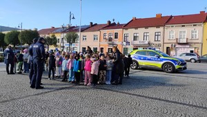 Na zdjęciu dynowski dzielnicowy z uczniami klas pierwszych Publicznej Szkoły Podstawowej Nr 1 w Dynowie.