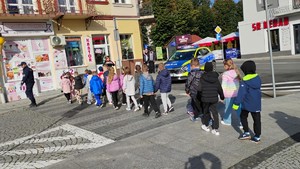 Na zdjęciu dynowski dzielnicowy z uczniami klas pierwszych Publicznej Szkoły Podstawowej Nr 1 w Dynowie.