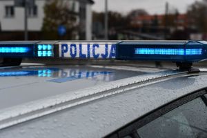 Na zdjęciu belka policyjnego radiowozu z napisem policja.