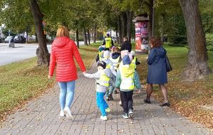 Na zdjęciu zajęcia w terenie z przedszkolakami.