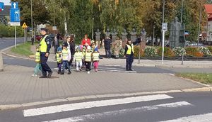 Na zdjęciu zajęcia w terenie z przedszkolakami.