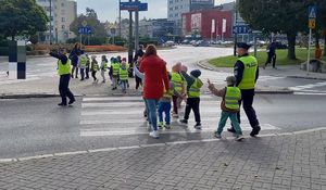 Na zdjęciu zajęcia w terenie z przedszkolakami.