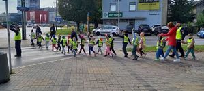 Na zdjęciu zajęcia w terenie z przedszkolakami.