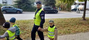 Na zdjęciu zajęcia w terenie z przedszkolakami.