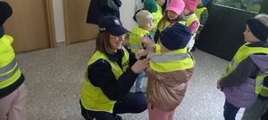 Na zdjęciu zajęcia w terenie z przedszkolakami.