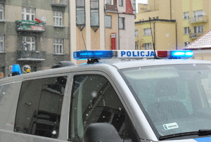 Na zdjęciu policyjna furgonetka.