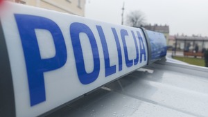 Na zdjęciu belka policyjnego radiowozu z napisem policja.