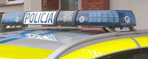 Na zdjęciu belka policyjnego radiowozu z napisem policja.