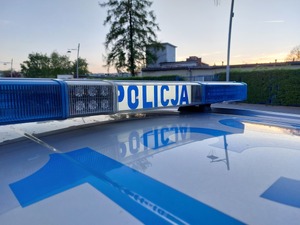 Na zdjęciu belka policyjnego radiowozu z napisem policja.