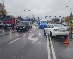 Zdjęcie z miejsca zdarzenia na al.Sikorskiego w Rzeszowie. Na zdjęciu policyjna furgonetka i pojazdy służb.