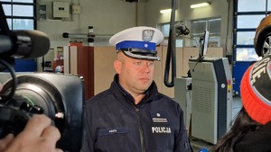 Na zdjęciu umundurowany policjant ruchu drogowego.