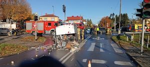 Zdjęcie z kolizji drogowej.Na zdjęciu uszkodzone pojazdu i służby.
