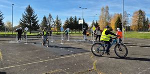 Na zdjęciu dzieci na mobilnym placu manewrowym.