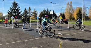 Na zdjęciu dzieci na mobilnym placu manewrowym.