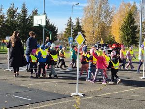 Na zdjęciu dzieci na mobilnym placu manewrowym.