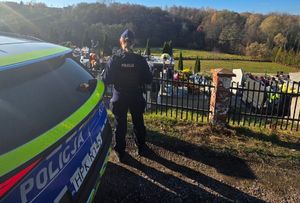 Na zdjęciu policyjne działania obchodów  Wszystkich Świętych.