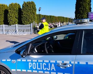 Na zdjęciu policyjne działania obchodów  Wszystkich Świętych.