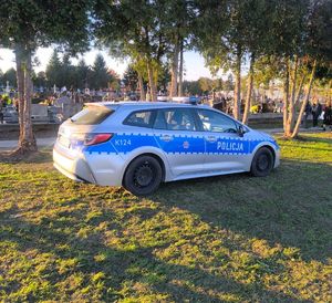 Na zdjęciu policyjne działania obchodów  Wszystkich Świętych.
