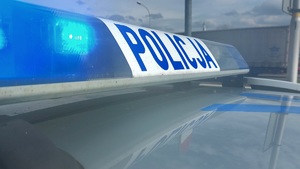 Na zdjęciu belka policyjnego radiowozu z napisem policja.