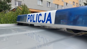 Na zdjęciu belka policyjnego radiowozu z napisem polcja.