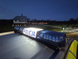 Na zdjęciu belka policyjnego radiowozu.