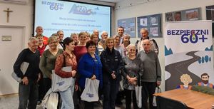 Na zdjeciu umundurowana policjantka w otoczeniu seniorów.