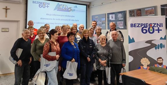 Na zdjeciu umundurowana policjantka w otoczeniu seniorów.