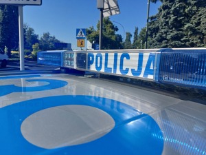 Na zdjęciu belka policyjnego radiowozu z napisem policja.