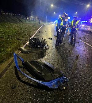 Na zdjęciu dwóch umundurowanych policjantów element pojazdu.