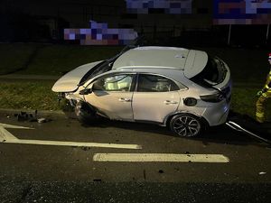 Na zdjęciu uszkodzony pojazd.