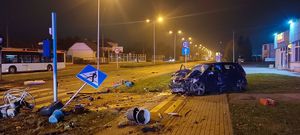 Na zdjęciu uszkodzony pojazd.