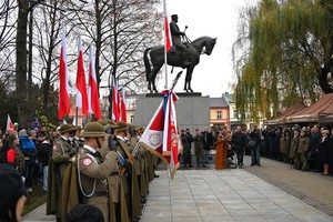 Na zdjęciu obchody Święta Niepodległości w Rzeszowie przy pomniku Marszałka Józefa Piłsudskiego.