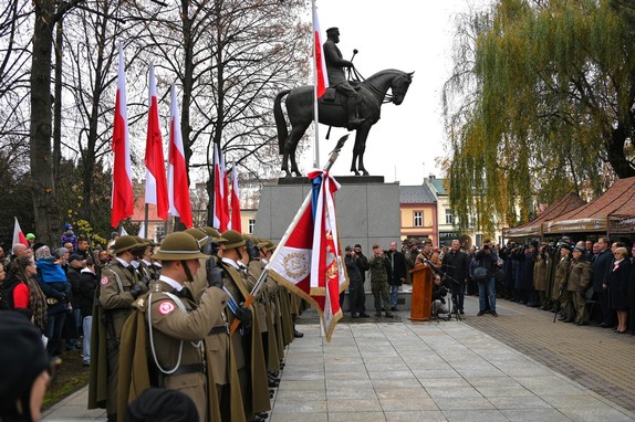 Na zdjęciu obchody Święta Niepodległości w Rzeszowie przy pomniku Marszałka Józefa Piłsudskiego.