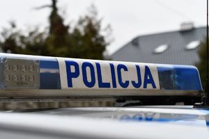 Na zdjęciu belka policyjnego radiowozu z napisem policja.