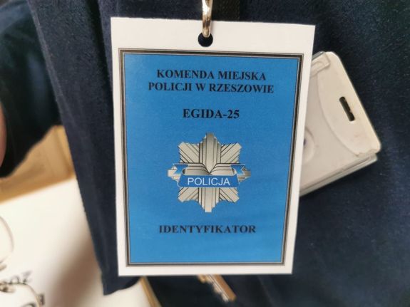 Na zdjęciu niebieski identyfikator z napisem Komenda Miejska Policji w Rzeszowie EGIDA-25. Poniżej policyjna gwiazda i napis identyfikator.