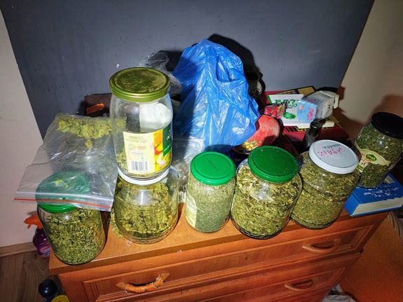 Na zdjęciu słoiki z suszem.