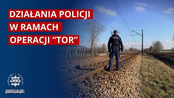 Na zdjęciu umundurowany policjant stojący przy torach i napis: Policyjna operacja „TOR”.