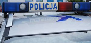 Na zdjęciu belka policyjnego radiowozu z napisem policja.