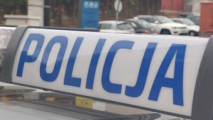 Na zdjęciu belka policyjnego radiowozu z napisem policja.
