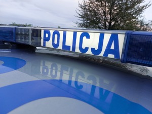 Na zdjęciu belka policyjnego radiowozu z napisem policja.