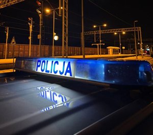 Na zdjęciu belka policyjnego radiowozu z napisem policja.
