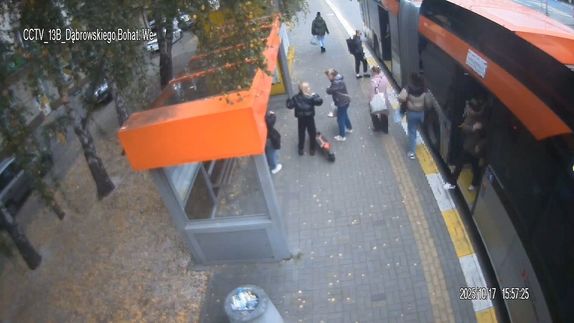 Zdjęcie z kolizji drogowej kierującej hulajnogą z osobą pieszą.