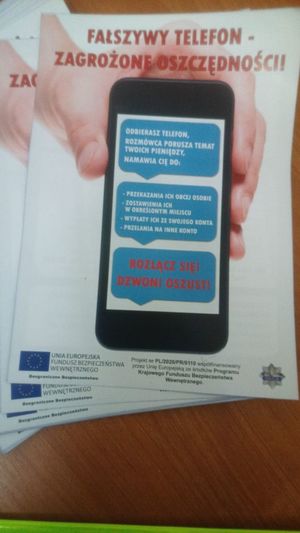 Na zdjęciu ulotka fałszywy telefon.