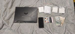Na zdjęciu laptop, telefon, banknoty,