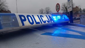 Na zdjęciu belka policyjnego radiowozu z napisem policja.