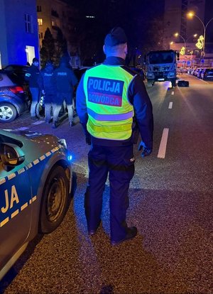 Na zdjęciu policjant w kamizelce odblaskowej z napisem policja dowódca.